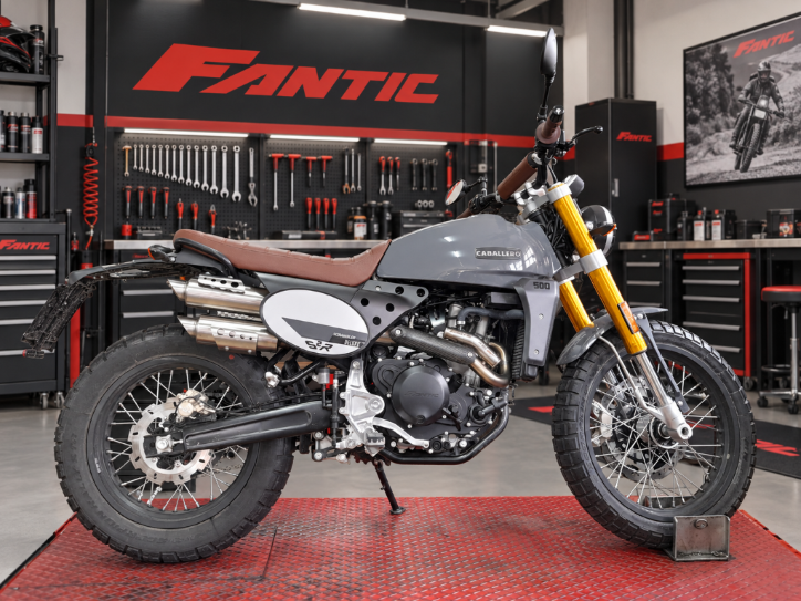 Caballero 500 Deluxe in officina con collettore Racing Arrow e silenziatori originali